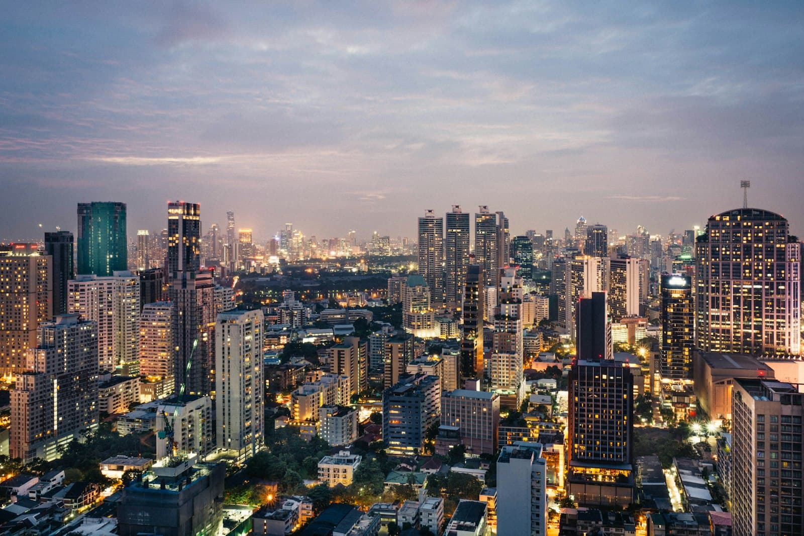Teletrabajar desde Tailandia: SIM, banco, seguro y visa (guía real)